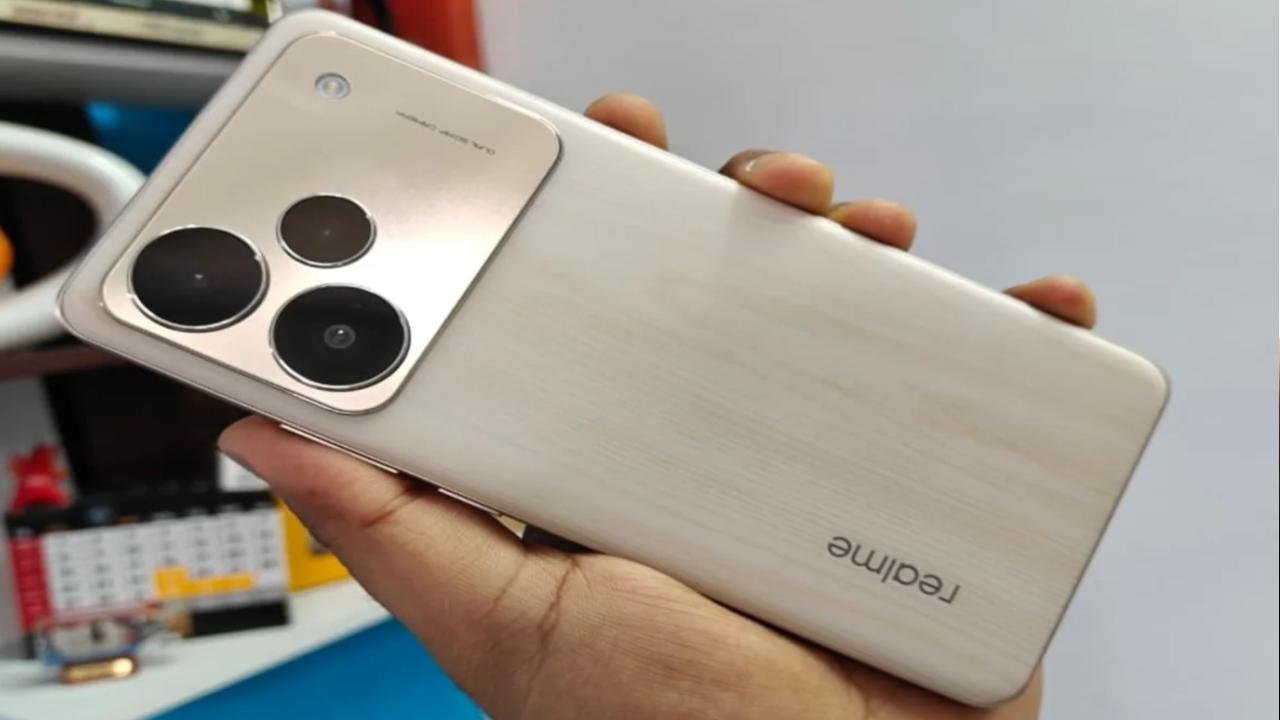 Realme Sale: 7000mAh बैटरी, 120W फास्ट चार्जिंग और 50MP कैमरा वाला 5G स्मार्टफोन ₹6,000 तक सस्ता